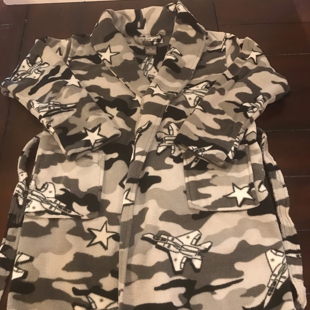 Boys Airplane/Camo Themed Robe Size Small (4-6)